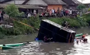 Read more about the article Viral Detik-detik Perahu Sound Horeg Terbalik di Sungai Sidoarjo